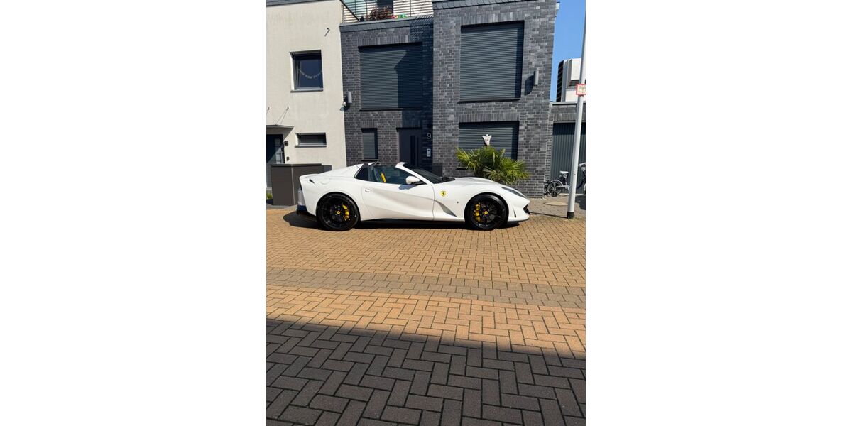 Ferrari 812 2.700 km 279.999 &euro; Köln 50733