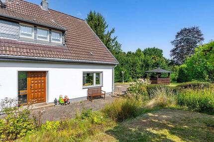 Wohnen mit Charme: Großzügiges Einfamilienhaus mit zwei EinliegerWohnungen und Traumgarten in Hattingen