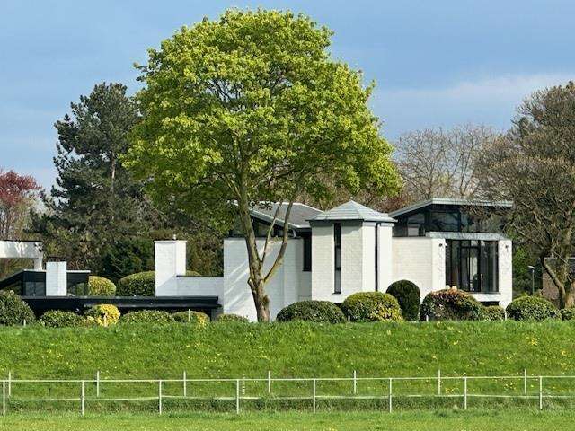 Haus zum Kaufen in Meerbusch 2.400.000 € 328 m²