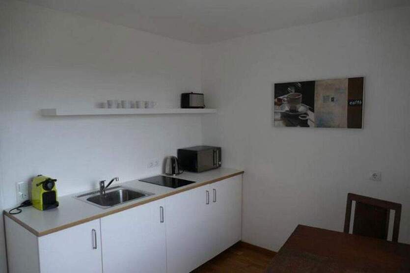 Möbl: Terrasse+wunderschön+gerade Wände: Zimmer,Wohnküche. TH+FH+Flughafen+Zentrum gut erreichbar. 4 zimmer