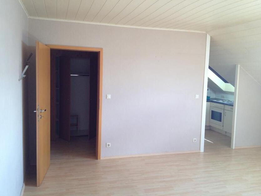 Charmantes 1-Zimmer-Dachgeschossapartment mit Garage – Bezugsfrei