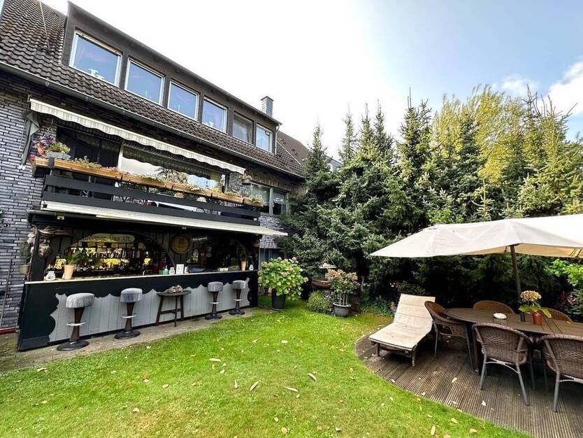 Großes Zweifamilienhaus mit schönem Garten in beliebter Wohnlage