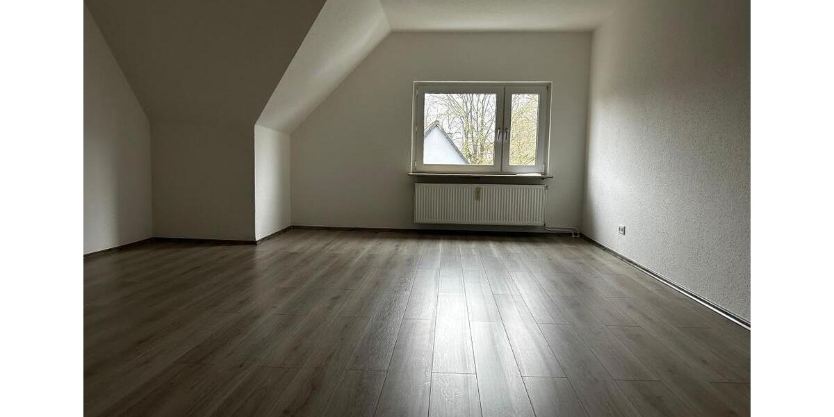 Sanierte Großzügige 2- Zimmer Wohnung ab sofort verfügbar zimmer