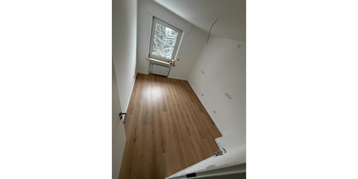 Etagenwohnung Solingen - 4 Zimmer, 100 m&sup2;, 1.000&euro; | Angebot:24754605