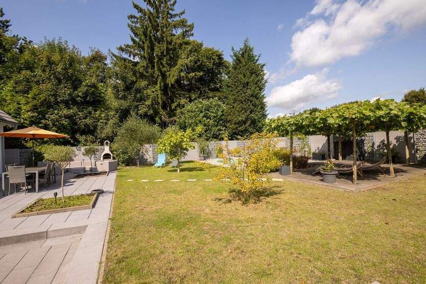 Neuwertiges, freistehendes Einfamilienhaus mit Pool und tollem Garten in zentraler Lage 4 zimmer