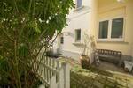 Modernisierte Wohnung mit Einbauküche und Stellplatz in zentraler Lage