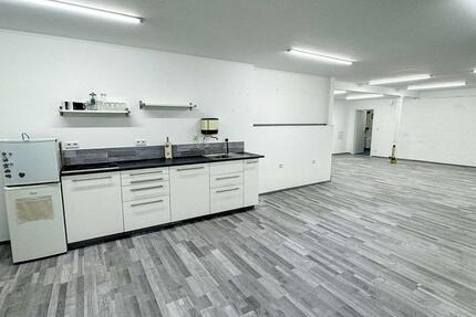 Helle, vielseitig nutzbare Gewerbefläche mit Bürocharakter und Parkmöglichkeiten zimmer