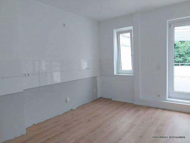 Düsseldorf-Flingern-Süd, Engelbertstraße - Komplett sanierte 2-Zimmer-Wohnung mit großer Sonnenterrasse zeitnah zu mieten !!
