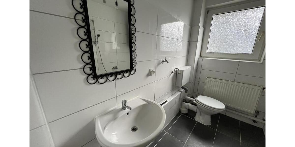 Erdgeschoßwohnung Solingen Mitte - 1 Zimmer, 37 m&sup2;, 300&euro; | Angebot:26470276