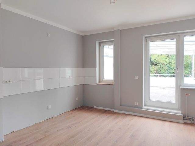 Düsseldorf-Flingern-Süd, Engelbertstraße - Komplett sanierte 2-Zimmer-Wohnung mit großer Sonnenterrasse zeitnah zu mieten !!