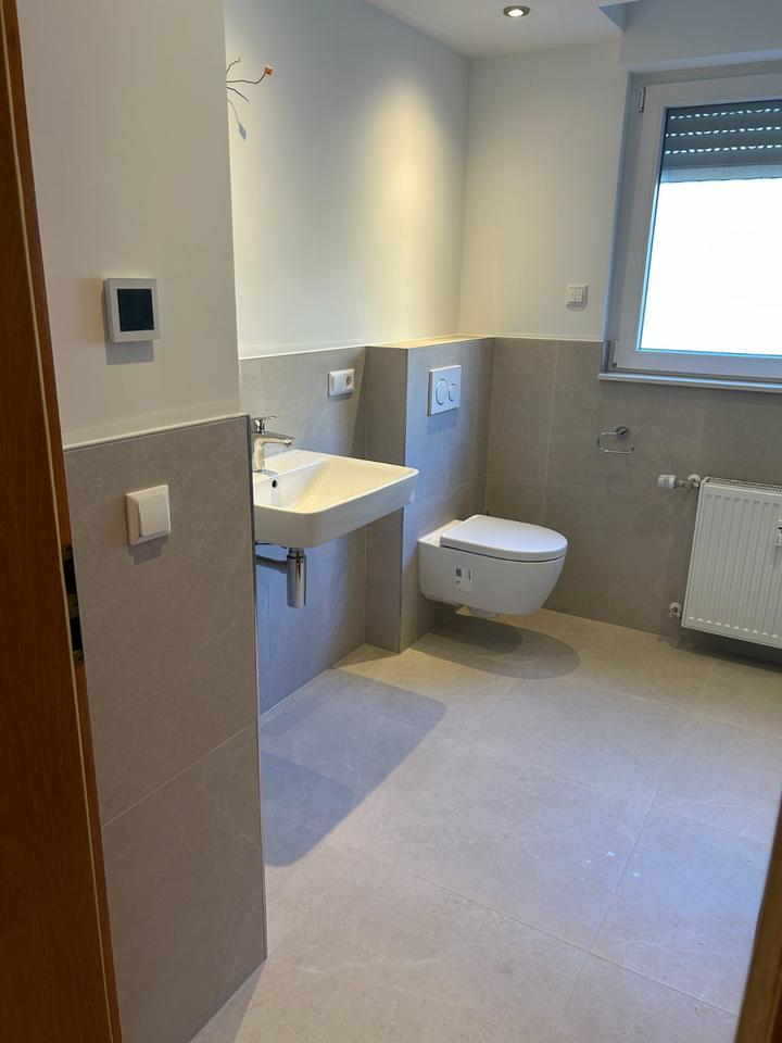 Lichtdurchflutete sanierte Wohnung 82m² +Balkon, neuem Bad u Park