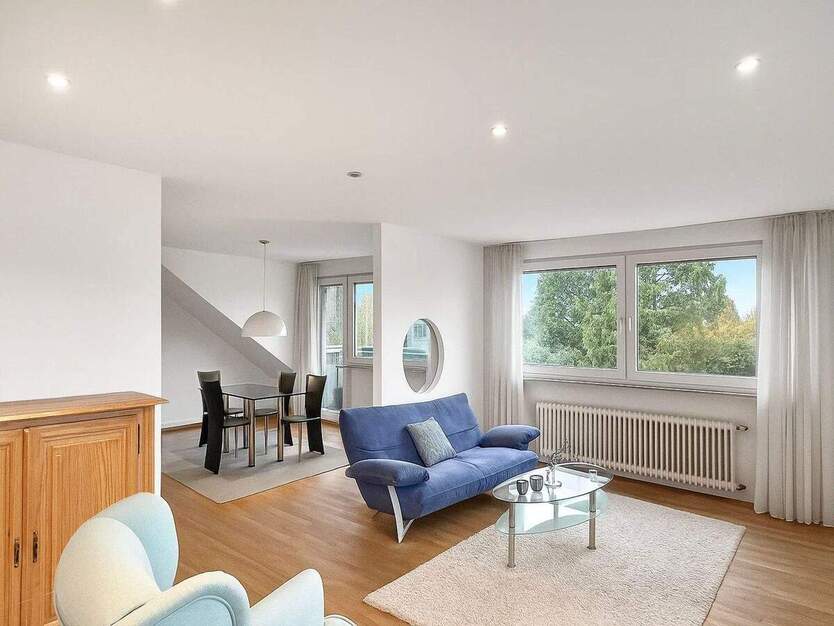 Attraktives Angebot: Großzügige Dachgeschosswohnung mit Balkon und 2 Stellplätzen 4 zimmer