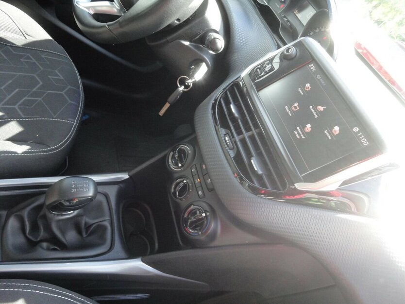 Peugeot 2008 Active 1,2 Klima SHZ PDC Allwetter 60.000 km 8.990 € Neuss 41462