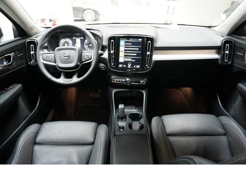 Volvo XC40 AWD Momentum Pano Leder 360° AHK H&K 83.559 km 26.900 € Wuppertal 42327