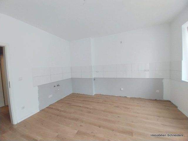 Düsseldorf-Flingern-Süd, Engelbertstraße - Komplett sanierte 2-Zimmer-Wohnung mit großer Sonnenterrasse zeitnah zu mieten !!