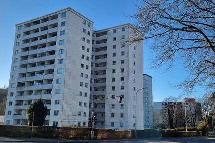 FREUNDLICHE DREI-ZIMMER-WOHNUNG MIT LOGGIA UND AUFZUG 3 zimmer