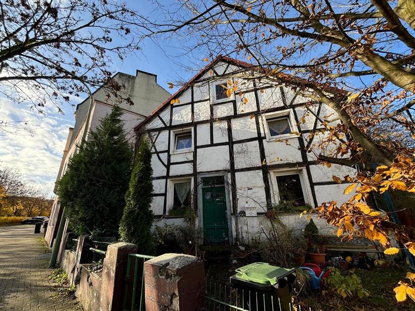 Geräumiges 12-Zimmer Einfamilienhaus mit Anbau und großem Garten